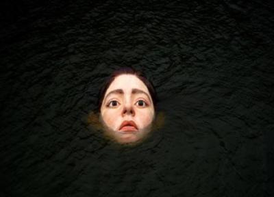 مجسمه ای عجیب از دختری که غرق می گردد!